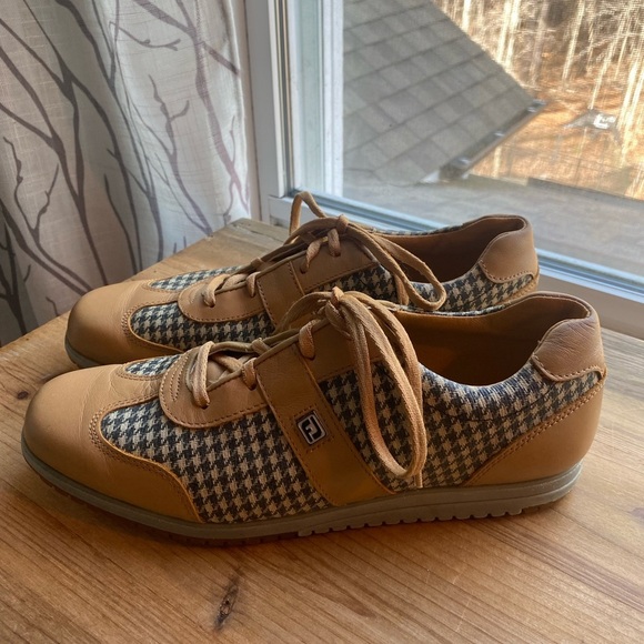 Stylish Tan and Blue Athletic Shoes - Picture 8 of 8